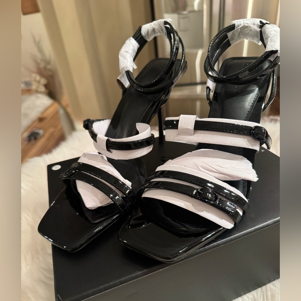 D'Amelio Black Patent Heels - Picture 4 of 7